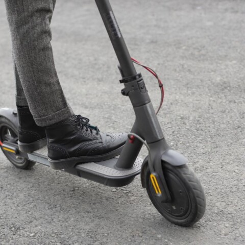 Νεαρός πάνω σε ηλεκτρικό πατίνι