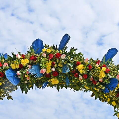 Λουλούδια, κουλούρα ψωμιού και δώρα στις... μέλλουσες πεθερές - Τα έθιμα για την Πρωτομαγιά ανά την Ελλάδα - Πώς γιορτάζεται από τη Σέριφο ως τα Μέγαρα