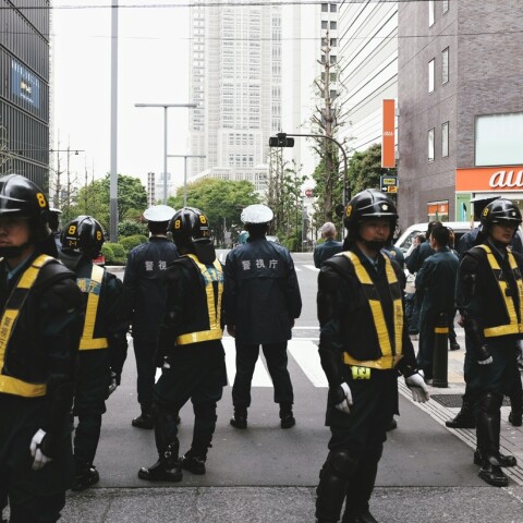 Ιαπωνία: Άνδρας τραυμάτισε με σφυρί εφήβους επειδή... μιλούσαν δυνατά - Ψέκασε με άγνωστη ουσία τρεις αστυνομικούς στο Τόκιο