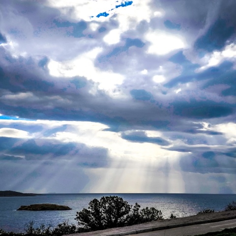 Σύννεφα πάνω από τη θάλασσα