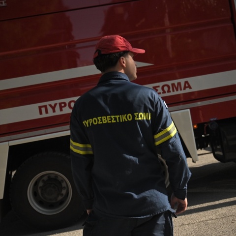 Πυροσβέστης μπροστά από όχημα