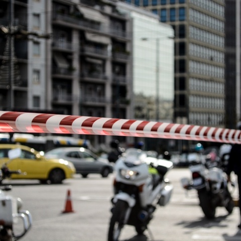 Κορδέλα της ΕΛ.ΑΣ. με την οποία έχει απαγορευτεί η είσοδος οχημάτων σε δρόμο