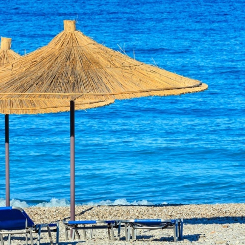 Παραλία με ξαπλώστρες και ομπρέλες