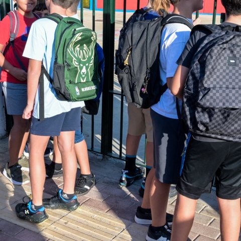 Μαθητές με τις σχολικές τους τσάντες στην πλάτη