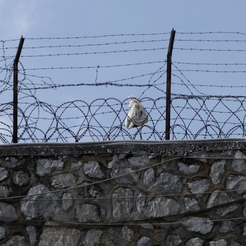 Κάγκελα και συρματοπλέγματα φυλακών