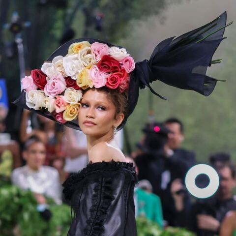 Αντιδράσεις για το Met Gala λόγω Τζεφ Μπέζος - Λόρεν Σάντσες: Μεγάλα ονόματα απέχουν - Αφίσες διαμαρτυρίας γύρω από το Μητροπολιτικό Μουσείο.