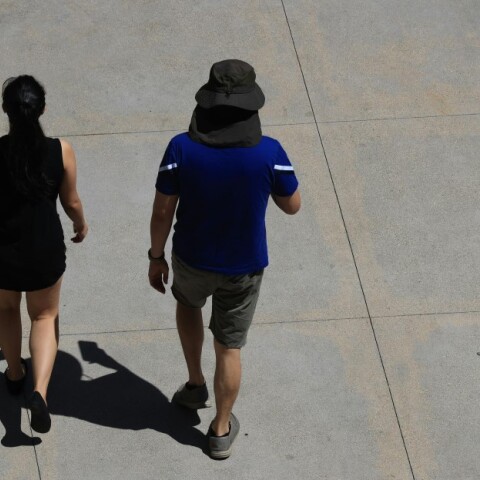 Νέοι περπατούν σε ανοιχτό χώρο
