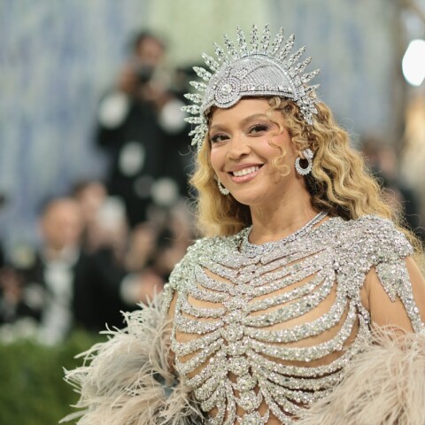 Η Μπιγιόνσε επέστρεψε στο Met Gala και τράβηξε τα βλέμματα με φόρεμα σε... σκελετικό μοτίβο - Τη συνόδευσαν Blue Ivy και Jay-Z