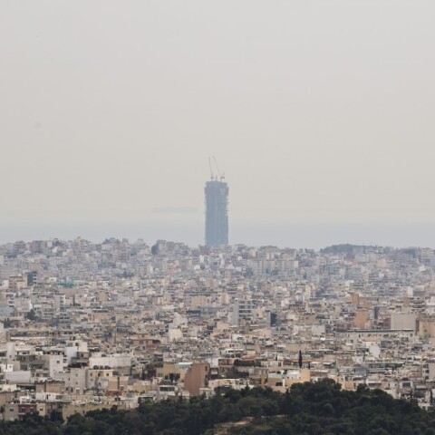 Η αφρικανική σκόνη στην Αττική μειώνει την ορατότητα και «εξαφανίζει» τον ουρανοξύστη στο Ελληνικό