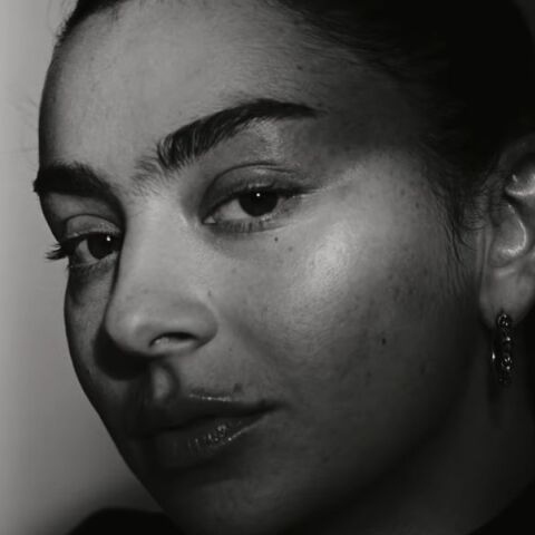 Η Charli XCX παρουσιάζει το νέο single «Rock Music» - Μια αλλιώτικη κυκλοφορία με κιθάρες, grunge αισθητική και σαφή στροφή προς πιο ροκ ήχο.