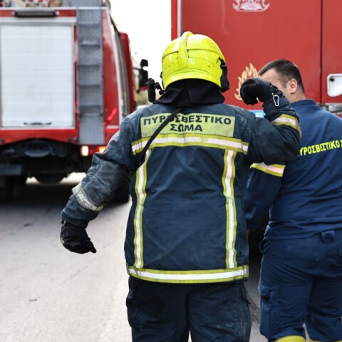 Πυροσβέστες σε φωτιά στην Αθήνα