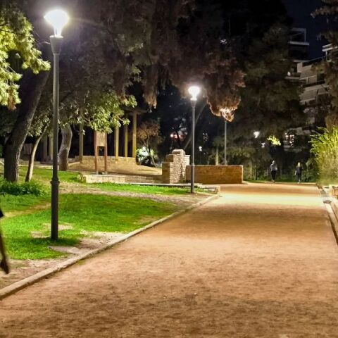 Δημόσιος Φωτισμός: Η Αθήνα ανάμεσα στην ασφάλεια, την εξοικονόμηση ενέργειας και τους βανδαλισμούς
