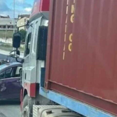 Φορτηγό συγκρούστηκε με αυτοκίνητο στη Θεσσαλονίκη