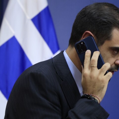Ο κυβερνητικός εκπρόσωπος Παύλος Μαρινάκης μιλάει στο κινητό τηλέφωνο