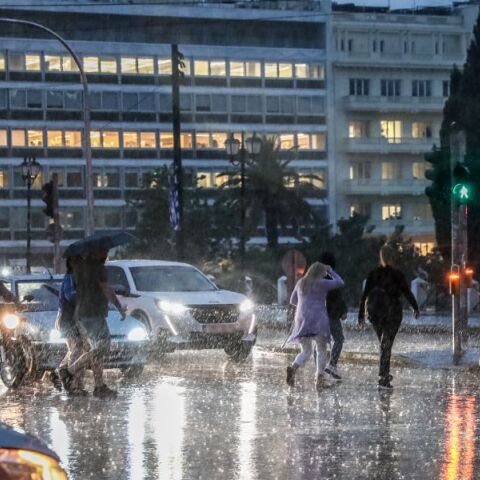Άνοιξαν οι ουρανοί στην Αττική - Πότε αλλάζει το σκηνικό του καιρού