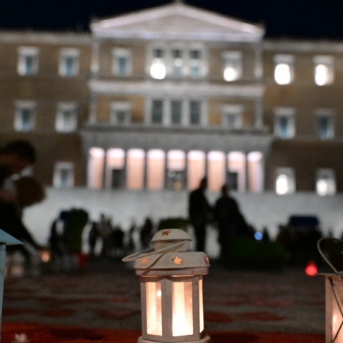 Νέο κόμμα με τη βοήθεια των δύο άκρων