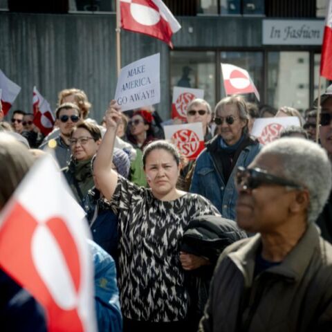 Διαδηλώσεις στη Γροιλανδία κατά των ΗΠΑ μετά τα εγκαίνια προξενείου στη Νουούκ - «Όχι» των πολιτών στις προσπάθειες ελέγχου από τον Ντόναλντ Τραμπ.