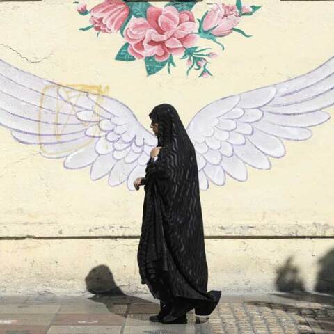Γυναίκα περνά μπροστά από mural στην πρωτεύουσα του Ιράν, Τεχεράνη