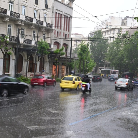 Βροχή στο κέντρο της Αθήνας