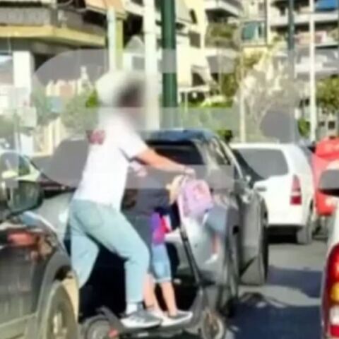 Παγκράτι: Πατέρας κυκλοφορεί με πατίνι μαζί με δύο μικρά παιδιά ανάμεσα σε διερχόμενα ΙΧ - Δε φορούν καν κράνη