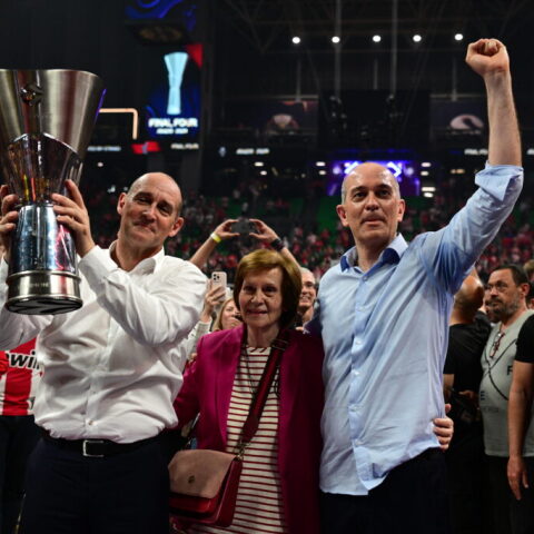 Final Four 2026: Oι Παναγιώτης και Γιώργος Αγγελόπουλος μαζί με την μητέρα τους και την κούπα της EuroLeague