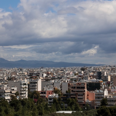 Σύννεφα και ηλιοφάνεια στην Αθήνα