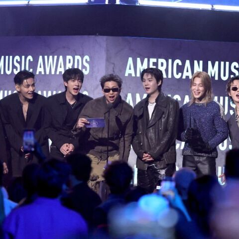 American Music Awards: Μεγάλοι νικητές οι BTS ως καλλιτέχνες της χρονιάς για δεύτερη φορά - Το συγκρότημα-φαινόμενο της K-pop σάρωσε στα αμερικανικά βραβεία