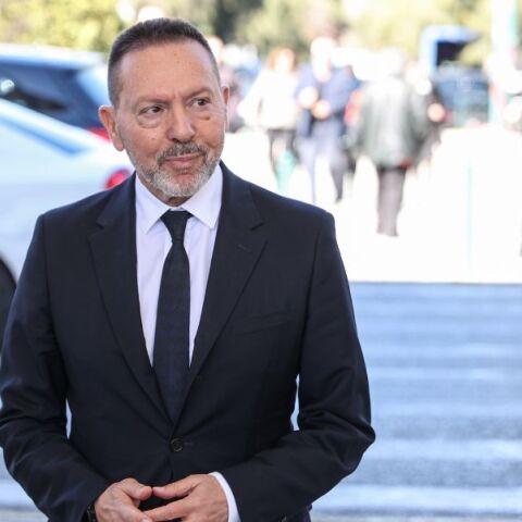 Ο Γιάννης Μεϊμάρογλου επικρίνει τη στάση του ΠΑΣΟΚ στην ψηφοφορία για τον Γιάννη Στουρνάρα, κάνοντας λόγο για αμφίσημη και επιζήμια πολιτική στάση.