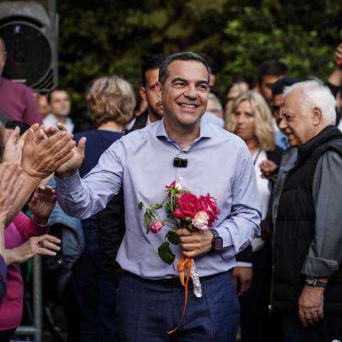 Αλέξης Τσίπρας με λουλούδια στα χέρια δίπλα σε πολίτες