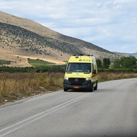 Ασθενοφόρο του ΕΚΑΒ σε επαρχιακό δρόμο
