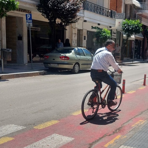 Άτομο με ποδήλατο στον ποδηλατόδρομο στην Καρδίτσα