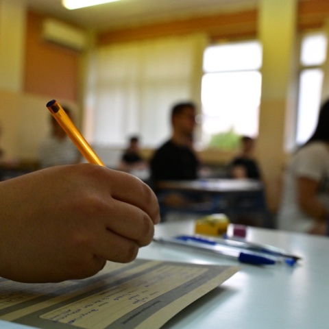 Εξεταζόμενος των πανελληνίων γράφει στο τετράδιο απαντήσεων 