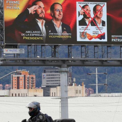 Η Κολομβία προσέρχεται σε κρίσιμες εκλογές εν μέσω έξαρσης βίας, με Αριστερά και Δεξιά να συγκρούονται για την επόμενη μέρα της χώρας.