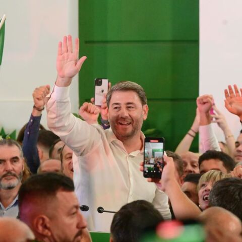 ΠΑΣΟΚ: Τραβάτε με κι ας κλαίω