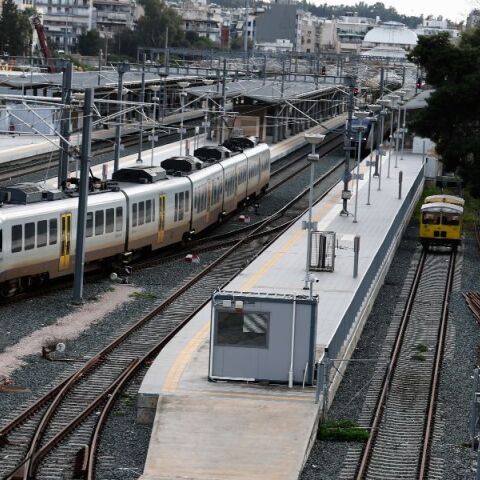 Φωτιά κοντά στις γραμμές του Προαστιακού στον Ασπρόπυργο, έχουν διακοπεί τα δρομολόγια
