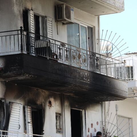 Υπό έλεγχο η φωτιά σε διαμέρισμα στον Κορυδαλλό - Απεγκλωβίστηκε ο άνδρας