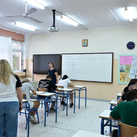 Υποψήφιοι των Πανελληνίων 2026 σε εξεταστικό κέντρο