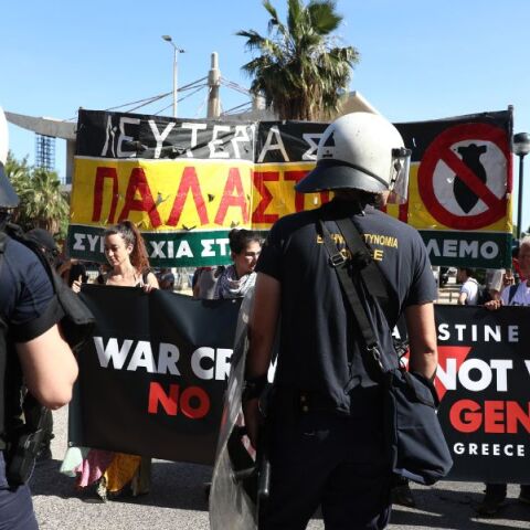 Συγκέντρωση στον Πειραιά ενάντια στην άφιξη του ισραηλινού Crown Iris - Σωματεία του ΟΛΠ ζητούν να αποτραπεί ο κατάπλους, επικαλούμενα ανθρωπιστικούς λόγους.