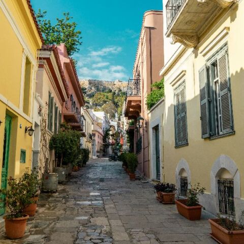 Το ΣτΕ καλείται να αποφασίσει αν μπορούν να λειτουργούν Airbnb στην περιοχή της Πλάκας