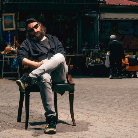 Αντώνης Τσιοτσιόπουλος - Συνέντευξη: Ο σεναριογράφος και ηθοποιός μιλάει για το θέατρο και το σινεμά, με αφορμή τη νέα ταινία «100 Χρόνια Μπροστά» στην οποία πρωταγωνιστεί.