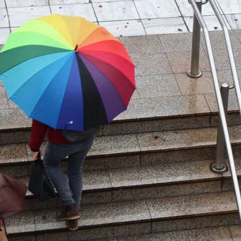 Άνδρας με ομπρέλα βγαίνει από σταθμό Μετρό