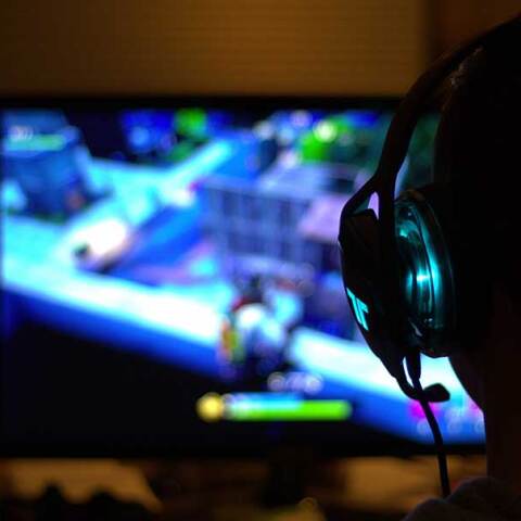 Ανήλικος με ακουστικά σε online πλατφόρμα gaming