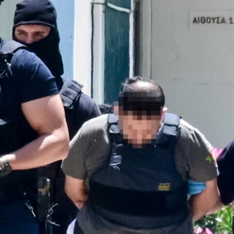 Ο 37χρονος συλληφθείς οδηγείται στην εισαγγελία