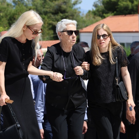 Η οικογένεια του Γιώργου Σουφλιά στην κηδεία του