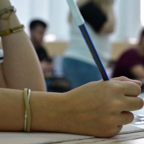 Υποψήφια των Πανελληνίων 2026 γράφει στο γραπτό της