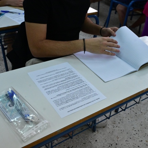 Υποψήφιος των Πανελληνίων γράφει στο τετράδιο απαντήσεων