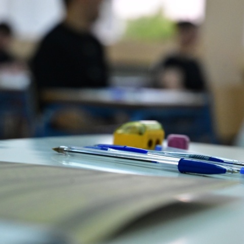 Στυλό και ξύστρα σε θρανίο εξεταστικού κέντρου των Πανελληνίων 2026