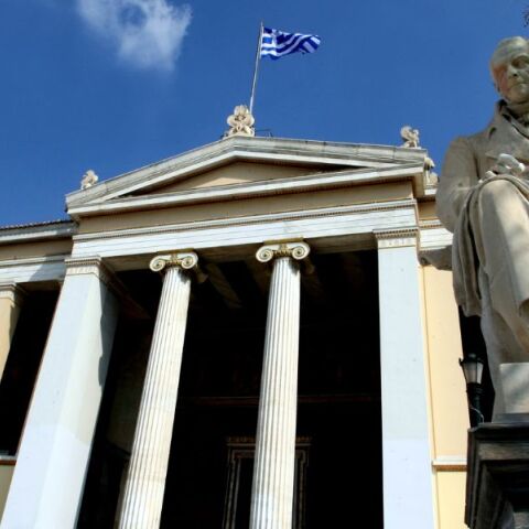 Το ΕΚΠΑ θωρακίζει τις εγκαταστάσεις του με 106 απινιδωτές - Στόχος του πανεπιστημίου η άμεση ανταπόκριση σε επείγοντα περιστατικά.