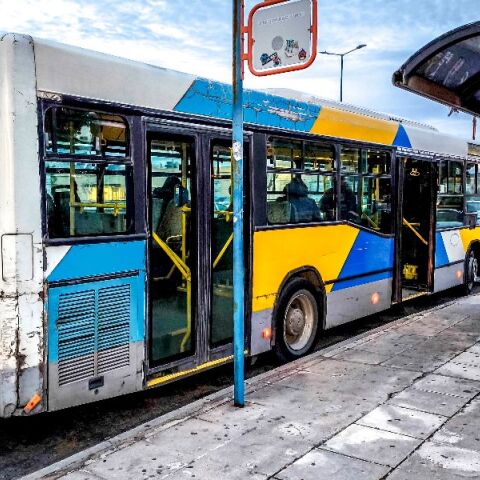 Άνω Λιόσια: Αστικό λεωφορείο έπεσε πάνω σε κολώνα - Τρεις ελαφρά τραυματίες