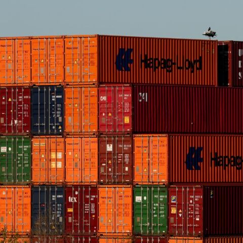 Το εμπορικό έλλειμμα της ΕΕ με την Κίνα εκτοξεύθηκε σε επίπεδα ρεκόρ, εντείνοντας τις πιέσεις για νέα ευρωπαϊκή εμπορική πολιτική.
